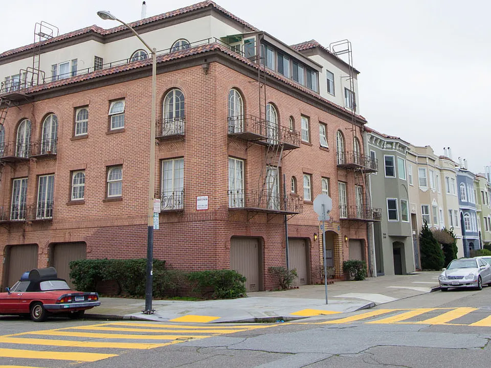 Building Photo 4