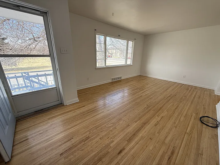 628 3rd Ave NW — Photo 3