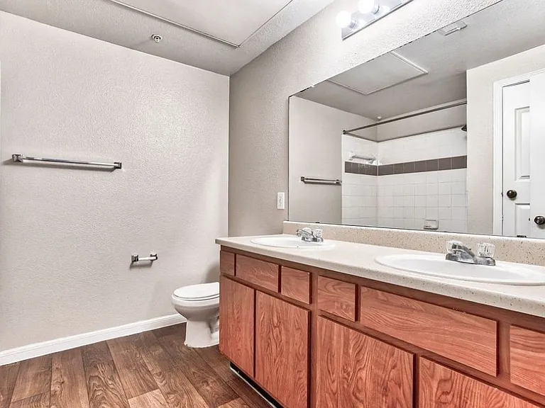At Vance Jackson, we have all you need to feel right at home. Located in beautiful San Antonio, our prime location is near many restaurants, retail, and much more.