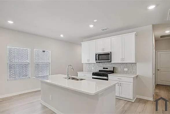 6001 Fremont Dr — Photo 2