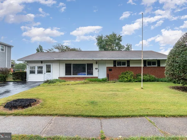 5221 Royal Dr, Mechanicsburg, PA 17055