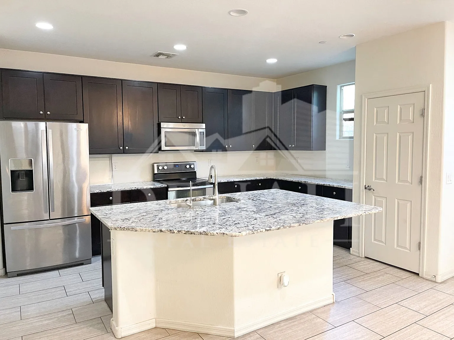 3 bed, 2.5 bath, 2020 sqft, $3,000 — Photo 2