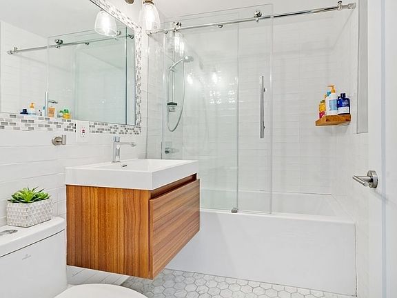 4th image of 140 W End Ave #21P