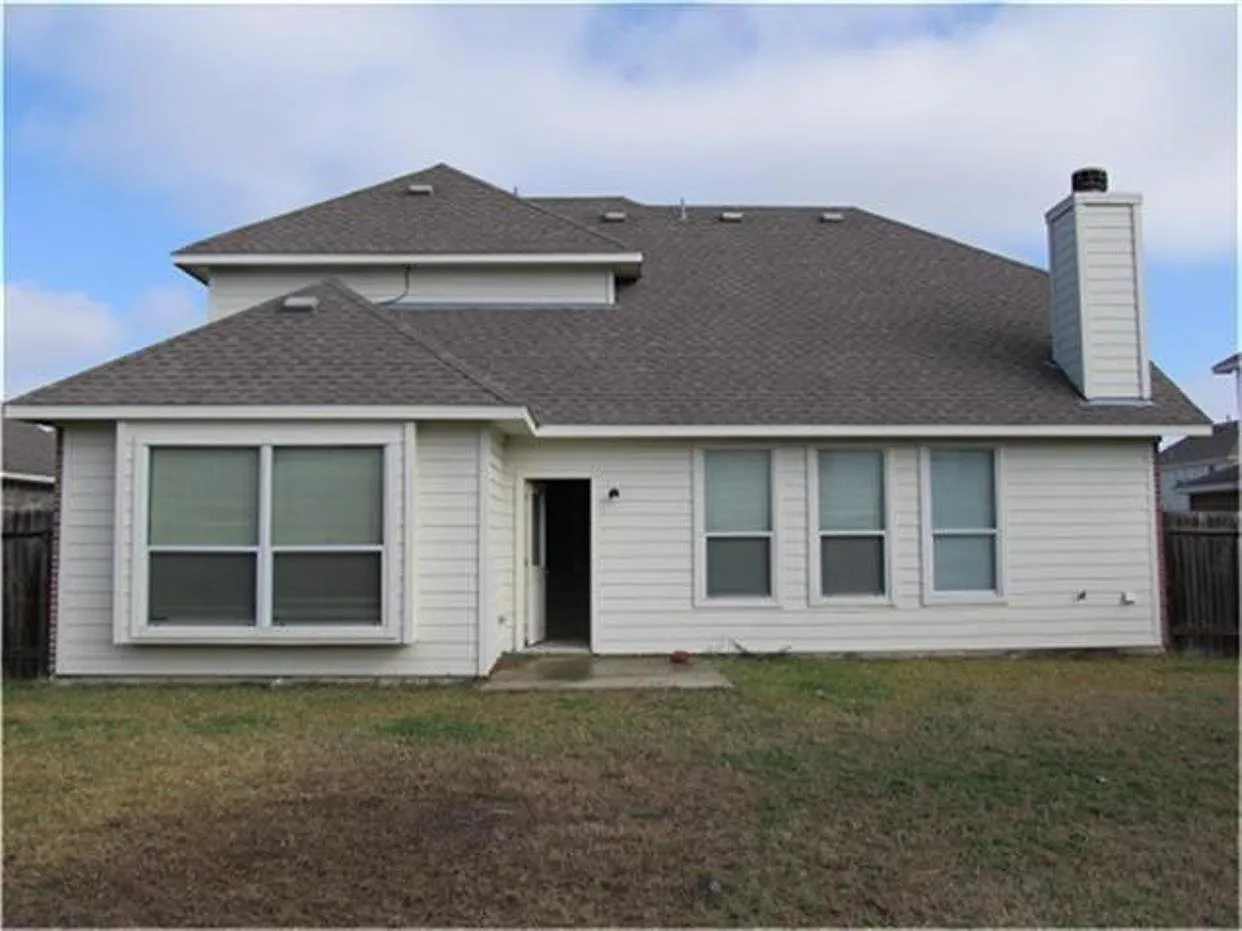 4 bed, 2.5 bath, 2383 sqft, $2,150 — Photo 2