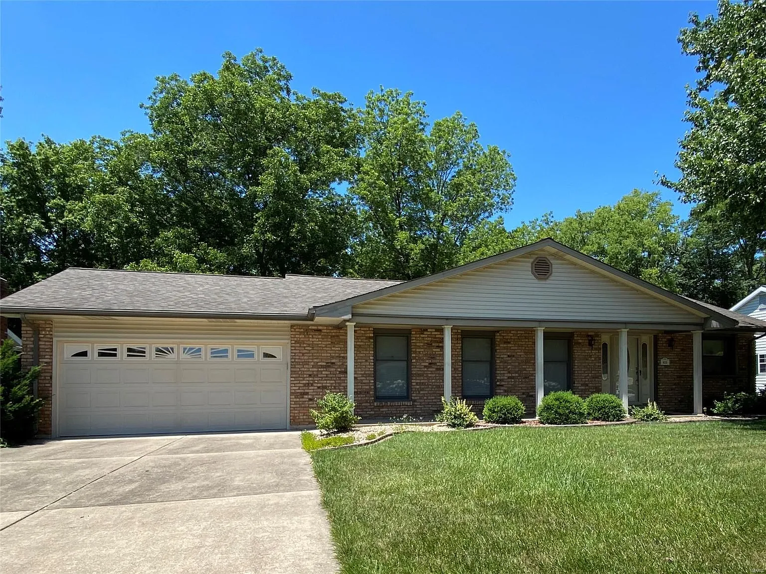923 Devonshire Ln photo 1