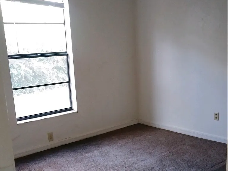 2361 SW 31st Pl #7 — Photo 12