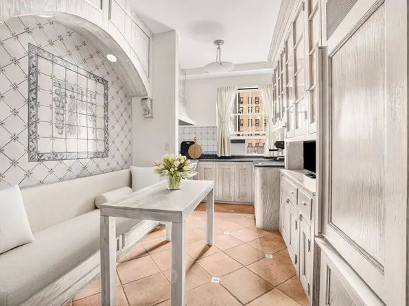 830 Park Avenue image 7 of 18