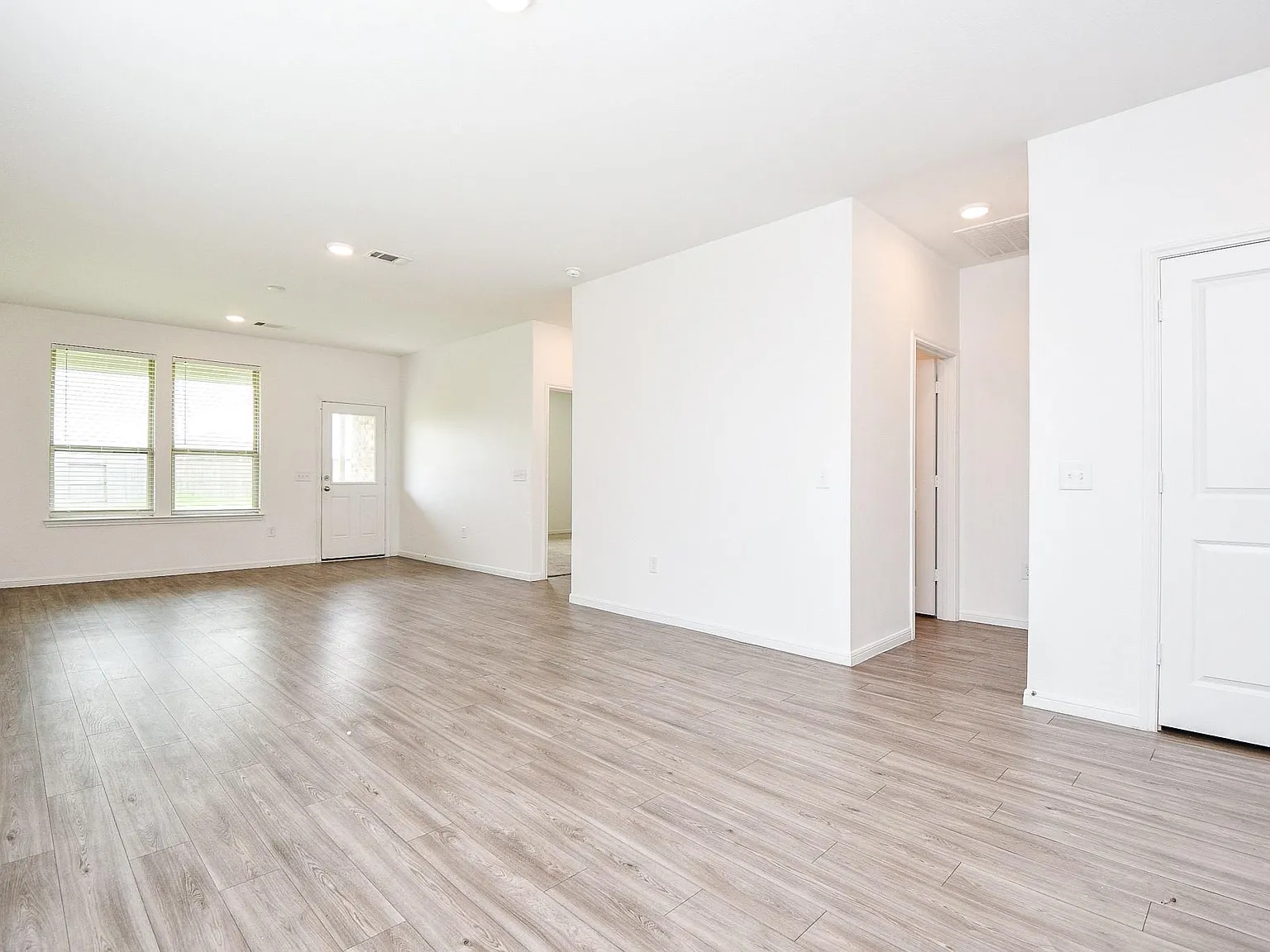 4 bed, 2.5 bath, 2601 sqft, $2,599 — Photo 4