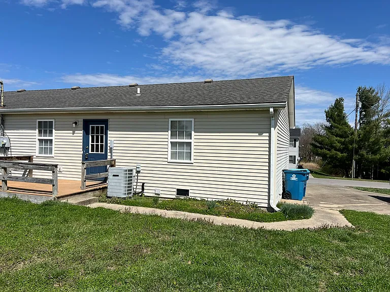 1719 Lynn Dr — Photo 9