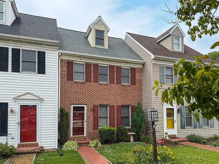 28 Pheasant Ln — Photo 1