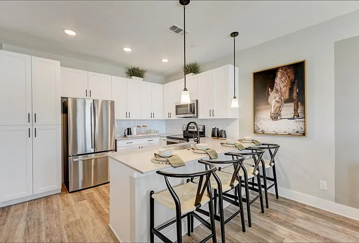 3 bed, 2.0 bath, 1148 sqft, $2,310 — Photo 4