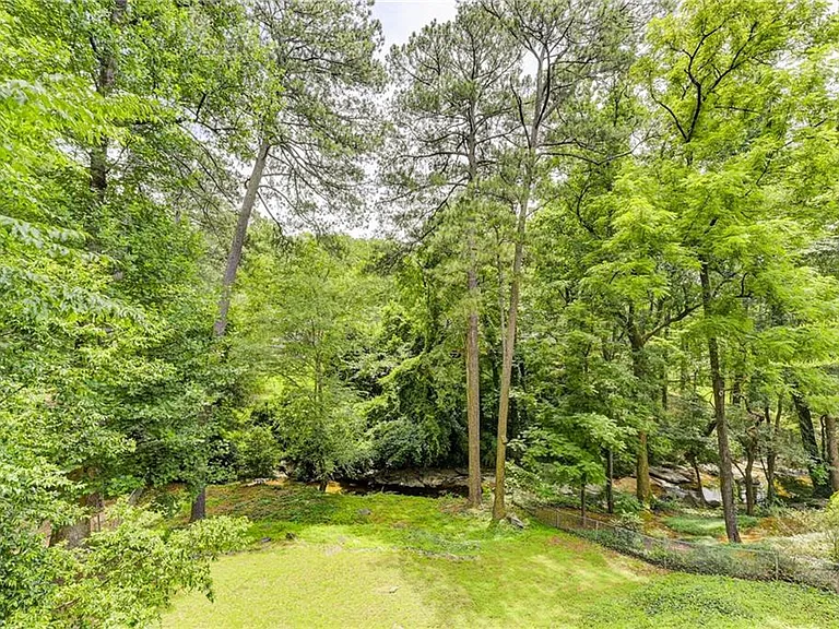 2423 Woodacres Rd NE — Photo 2
