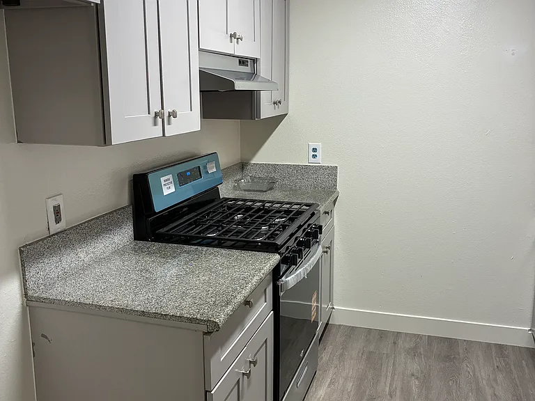 733 S Mariposa Ave — Photo 2