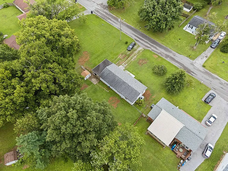 900 Velma Ln — Photo 32