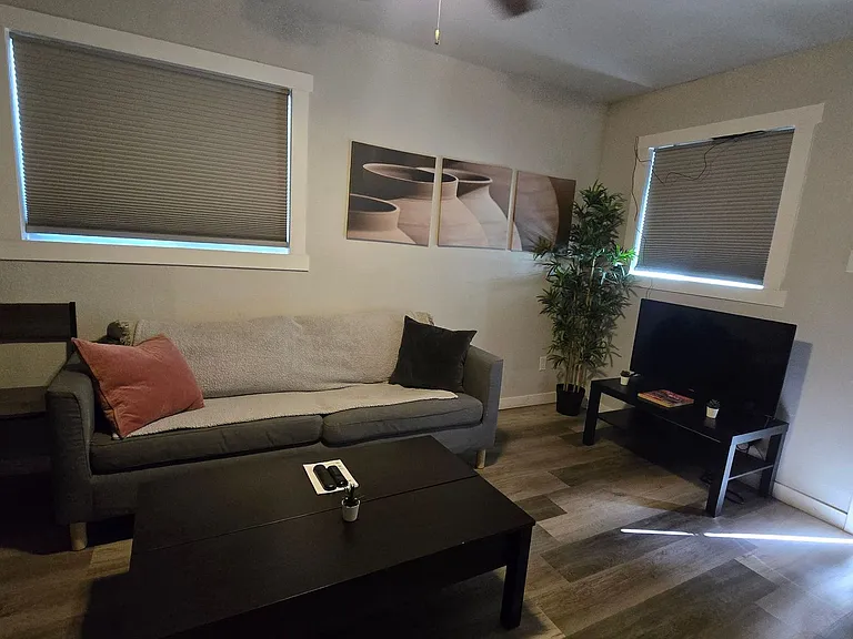715 S Laguna Ave — Photo 8