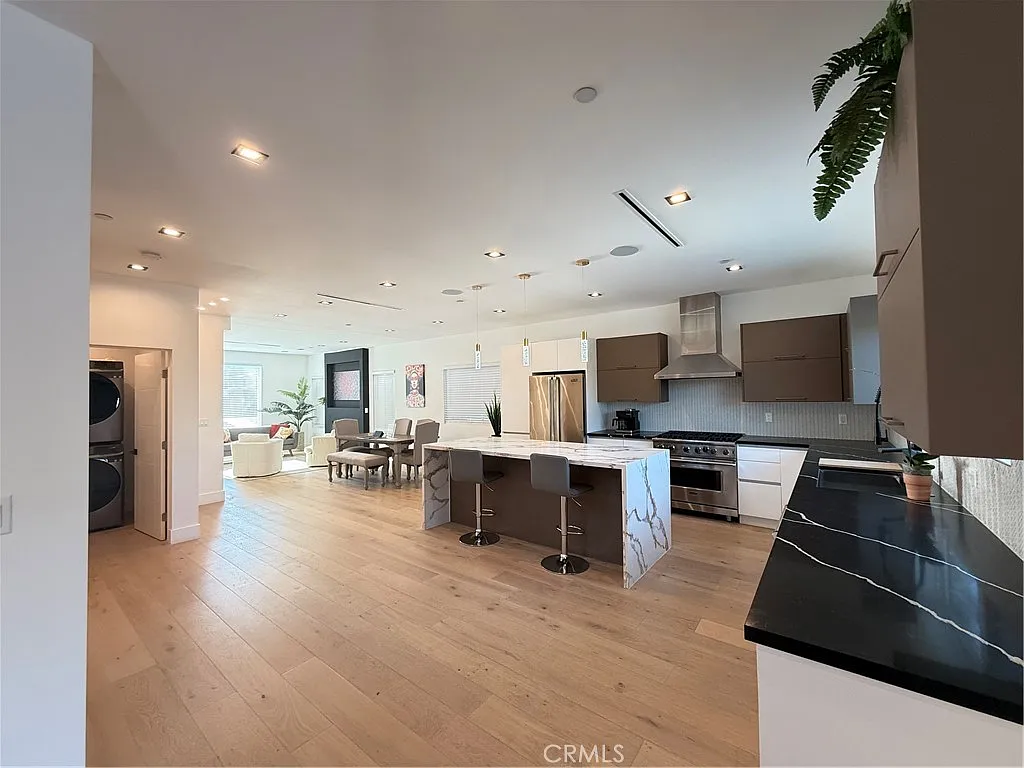 4 bed, 2995 sqft, $9,900 — Photo 4