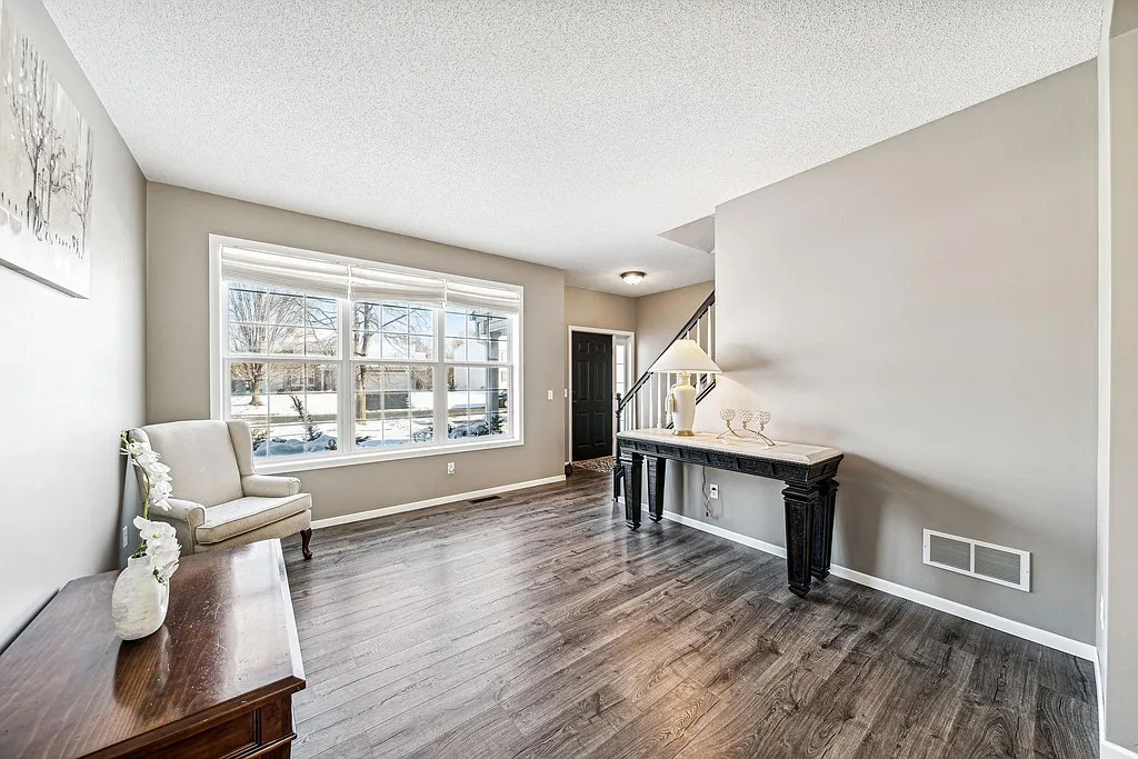 5 bed, 3272 sqft, $3,700 — Photo 3