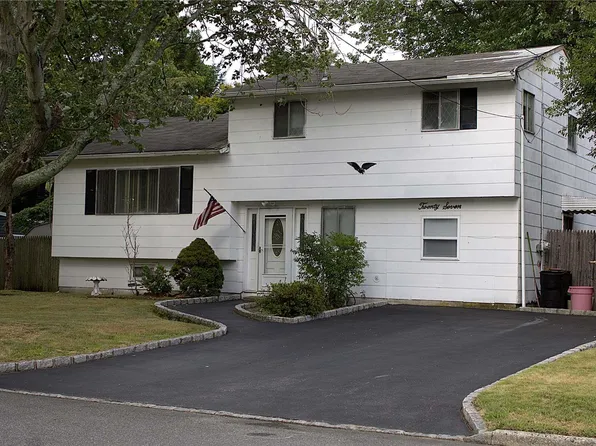 27 Fiesta Drive, Centereach, NY 11720
