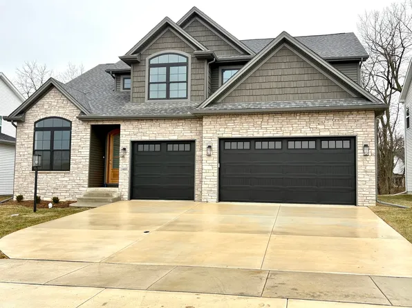 1403 Ravenwood Dr, Mahomet, IL 61853