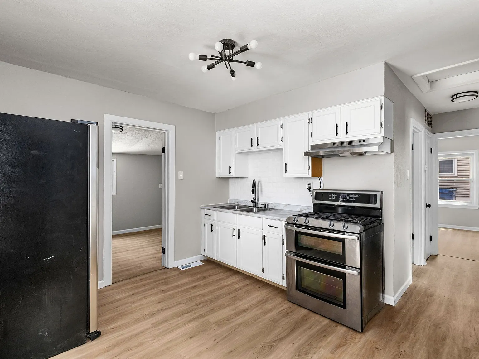 3 bed, 1.0 bath, 1294 sqft, $1,350 — Photo 1