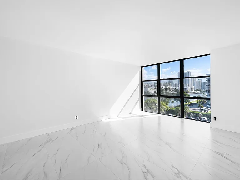 800 Parkview Dr #718 — Photo 12