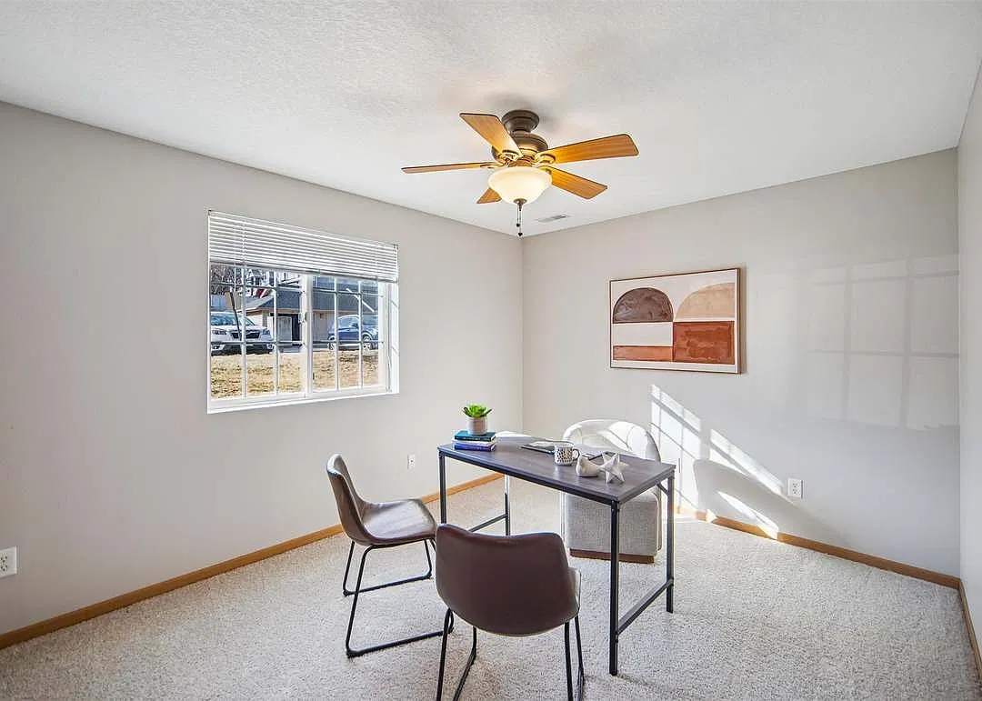 2 bed, 902 sqft, $1,199 — Photo 2