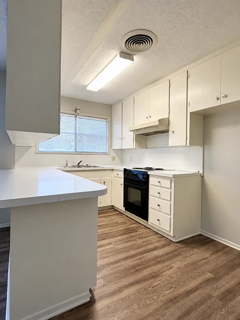 Coming Soon | Cozy 3 Bedroom Home + Office/Playroom & Near Gfab — Photo 2