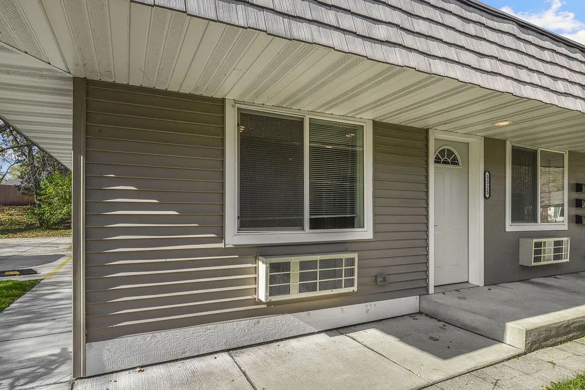 Building Photo - 3315 Wells Ave #3325