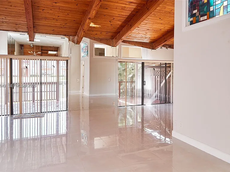 347 Leslie Dr — Photo 7