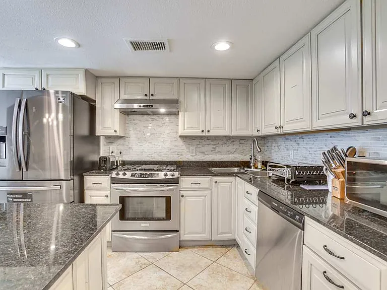 2307 S Carrollton Ave — Photo 6