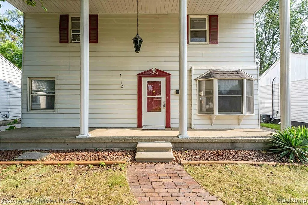 4 bed, 2.0 bath, 1607 sqft, $2,200 — Photo 2