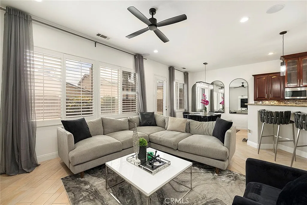 3 bed, 1466 sqft, $3,200 — Photo 2