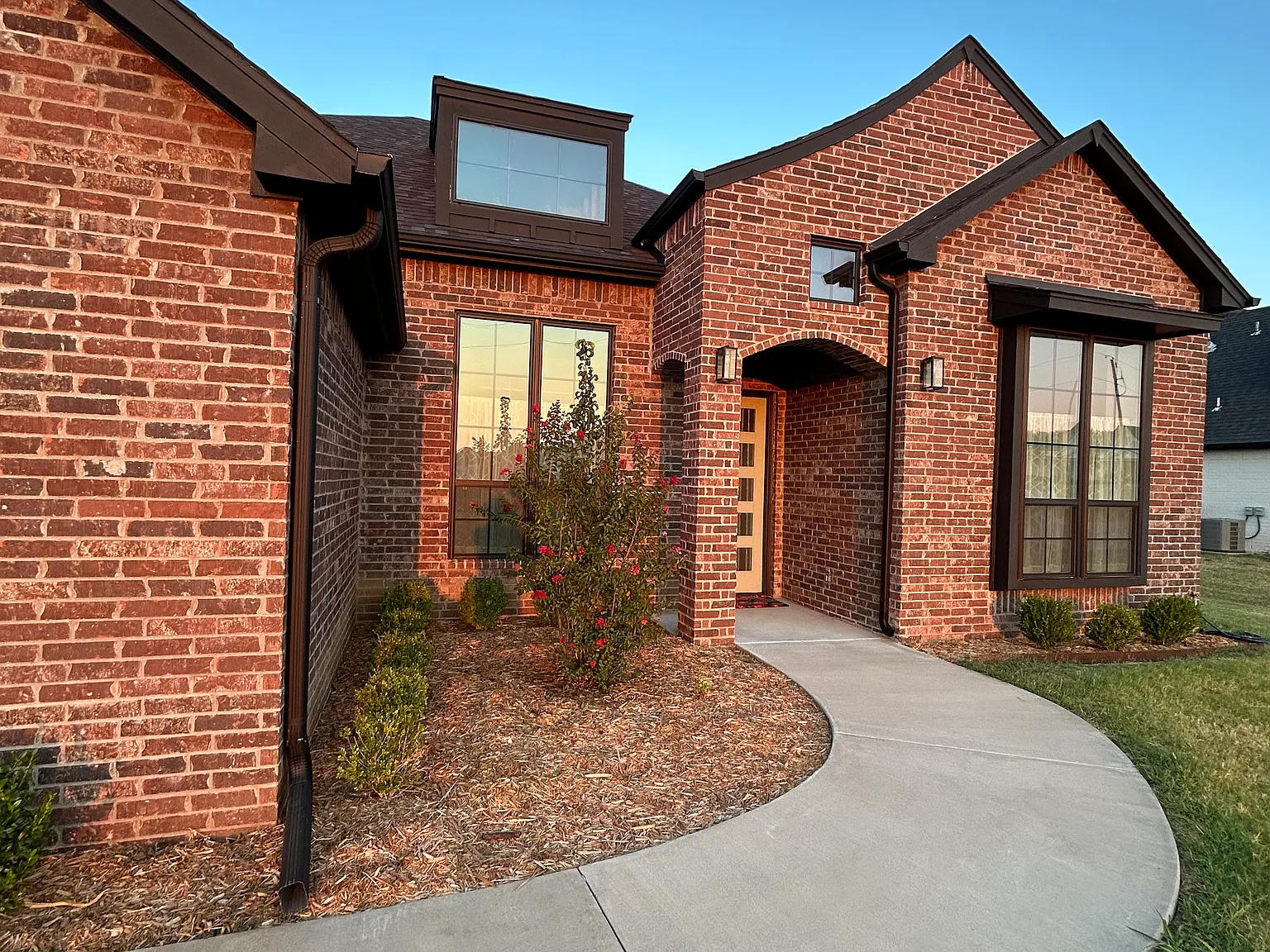 4 bed, 2467 sqft, $2,700 — Photo 2