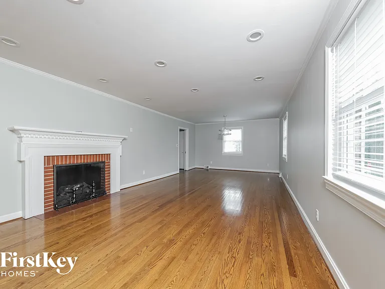 705 Evergreen Ave — Photo 3