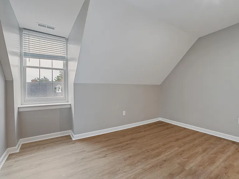 Middle bedroom