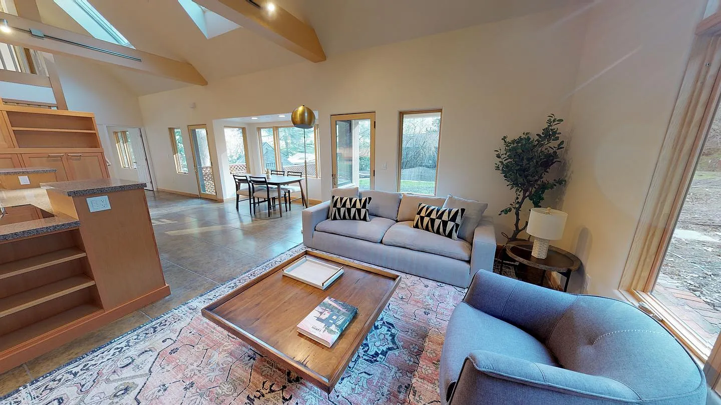 Private Bedroom in Luxurious Oakland Hills Home with Large Yard — Photo 2