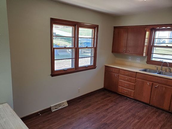 4th image of 913 Arnold St