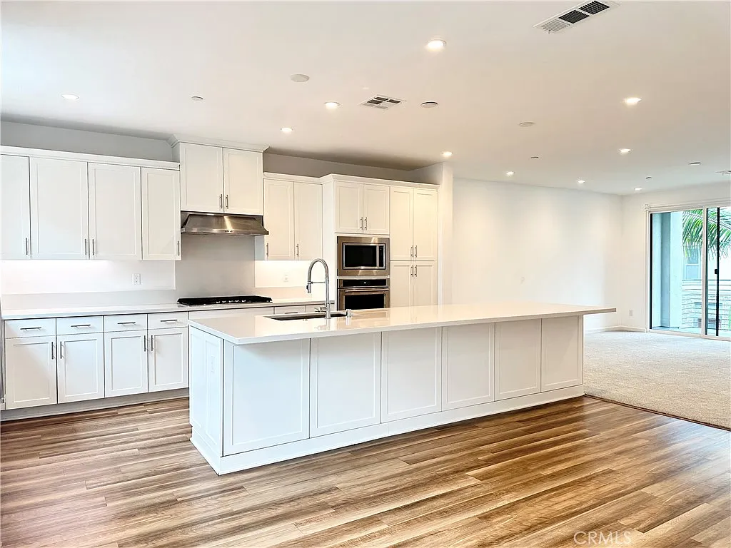 4 bed, 3.5 bath, 2219 sqft, $5,500 — Photo 3