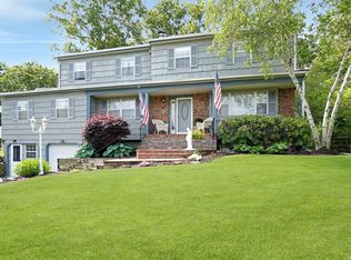 360 Thrift St, Ronkonkoma, NY 11779