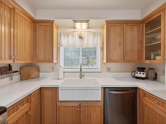 3rd image of 939 Laurel Rd