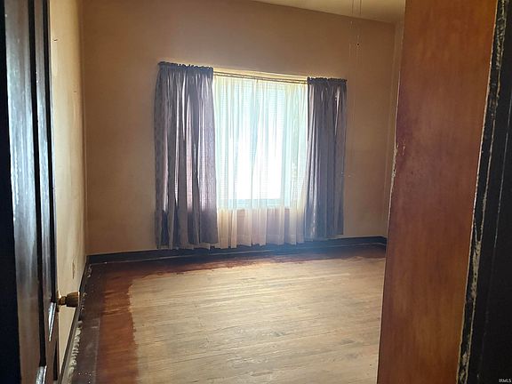 2nd image of 819 E Harrison St