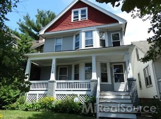 1112 Lakepointe St, Grosse Pointe Park, MI 48230