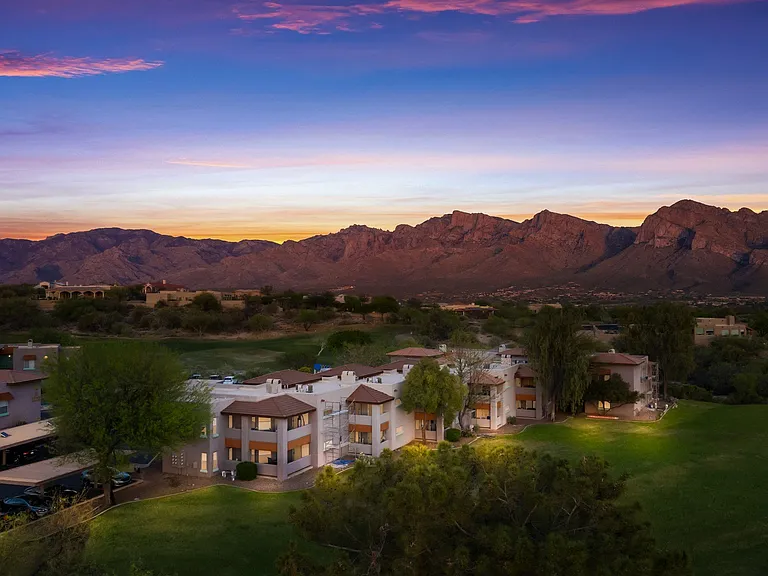 Golf Villas Apartments — Photo 28