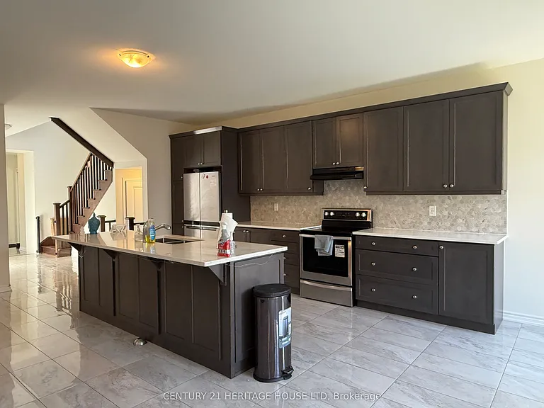 18 Dolucci Cres E — Photo 9