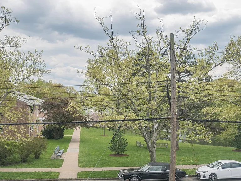 Crestwood Lake Apartments — Photo 24