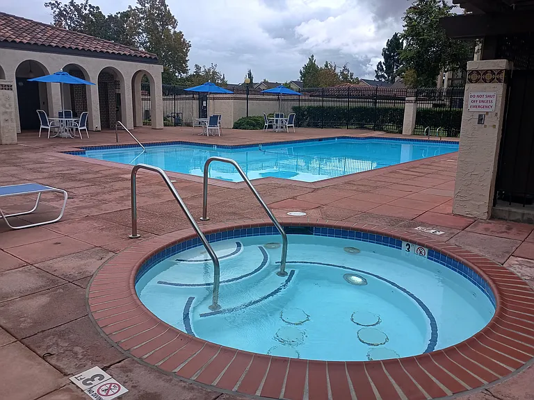 Pool & jacuzzi.