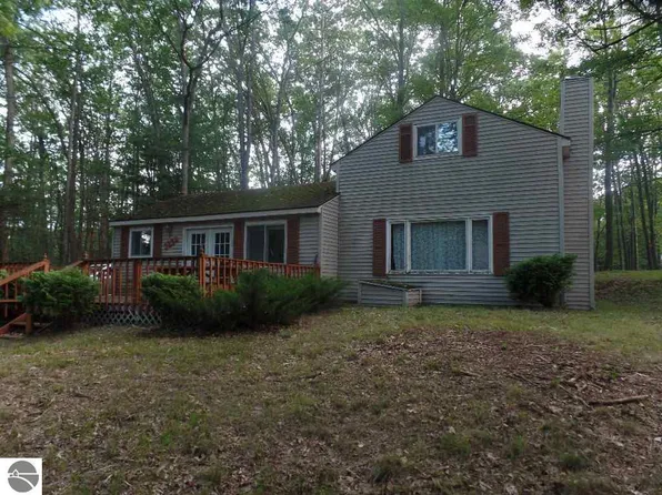 3224 Lakeview Dr, Harrison, MI 48625