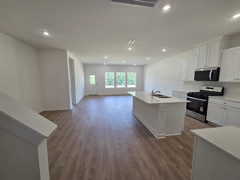 561 S Neon Ave — Photo 2