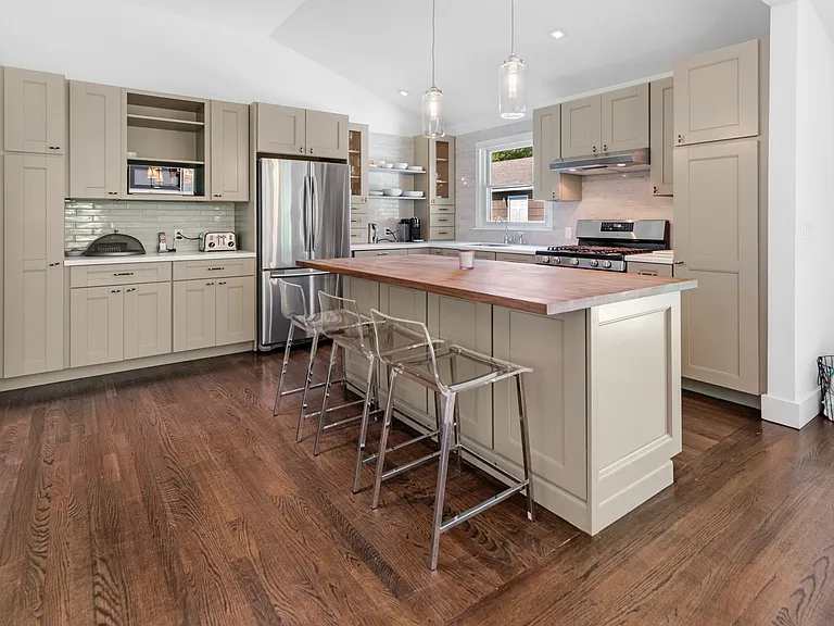 75 Tyrone Dr — Photo 7