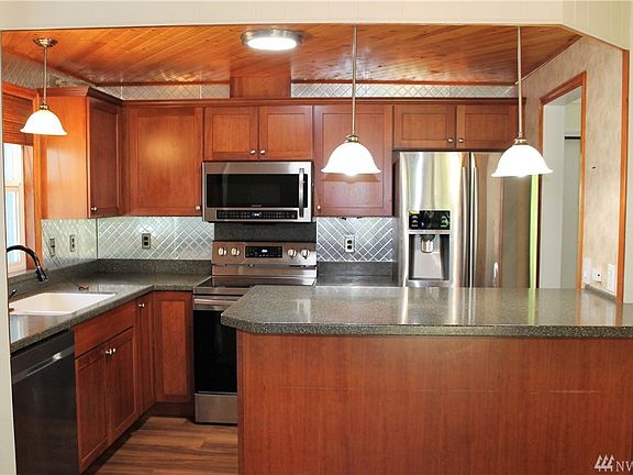 Beautiful updated kitchen with appliances that are only a few months old!